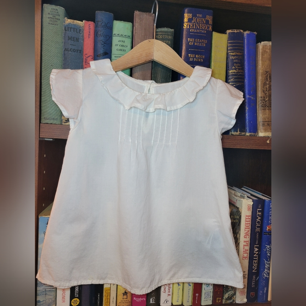 H&M little girls white top with delicate details. Size 4/5 youth